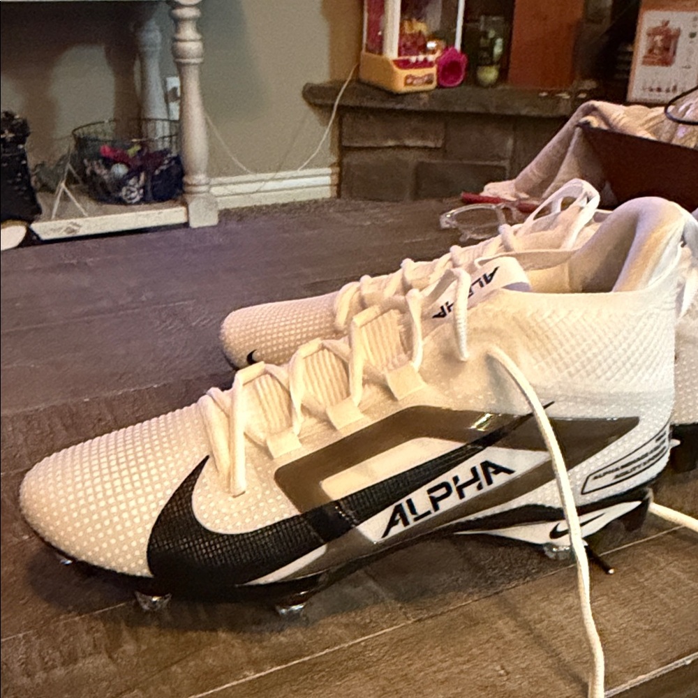 NEW Nike Men's Size 11.5 Alpha Menace 4 Elite D Football Cleats White Black NWOT - Picture 2 of 11